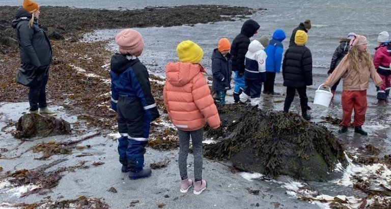Krakkarnir skemmta sér í fjörunni á Garðskaga.